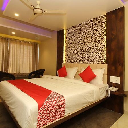 Oyo 37468 Nisha Lodging Hotel Solapur Esterno foto
