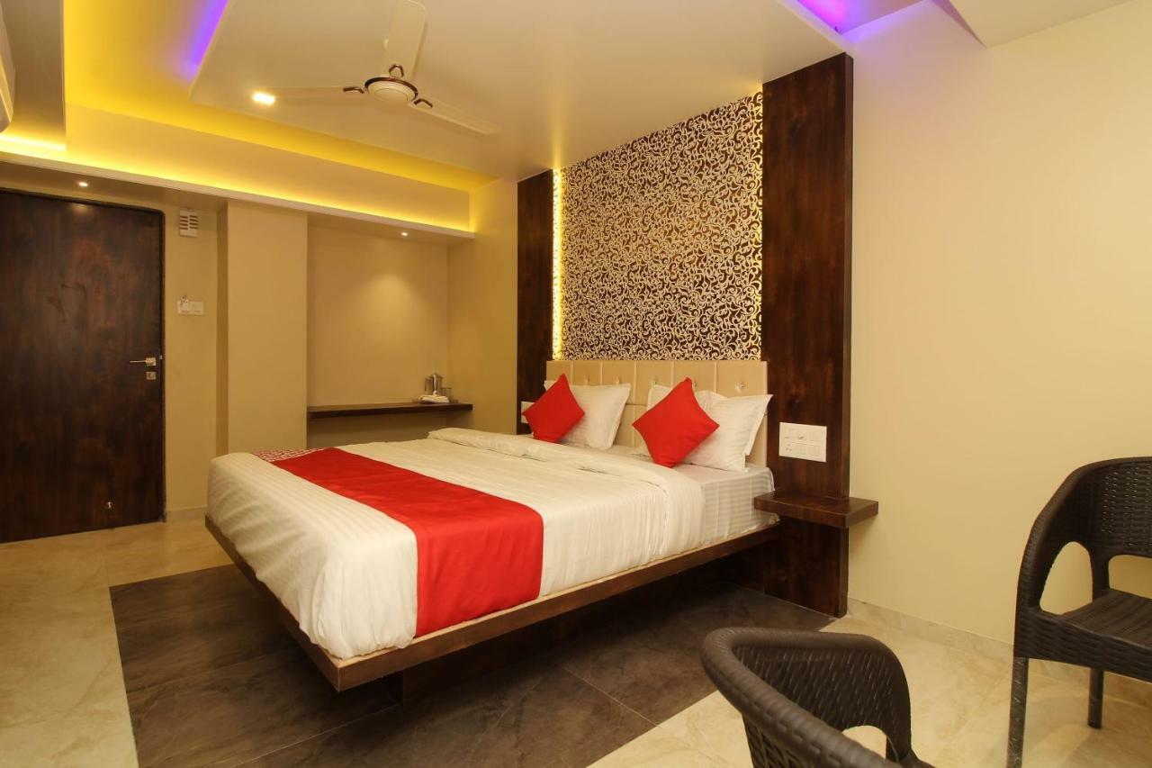 Oyo 37468 Nisha Lodging Hotel Solapur Esterno foto