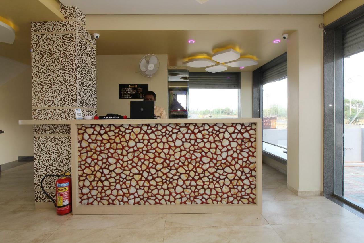 Oyo 37468 Nisha Lodging Hotel Solapur Esterno foto