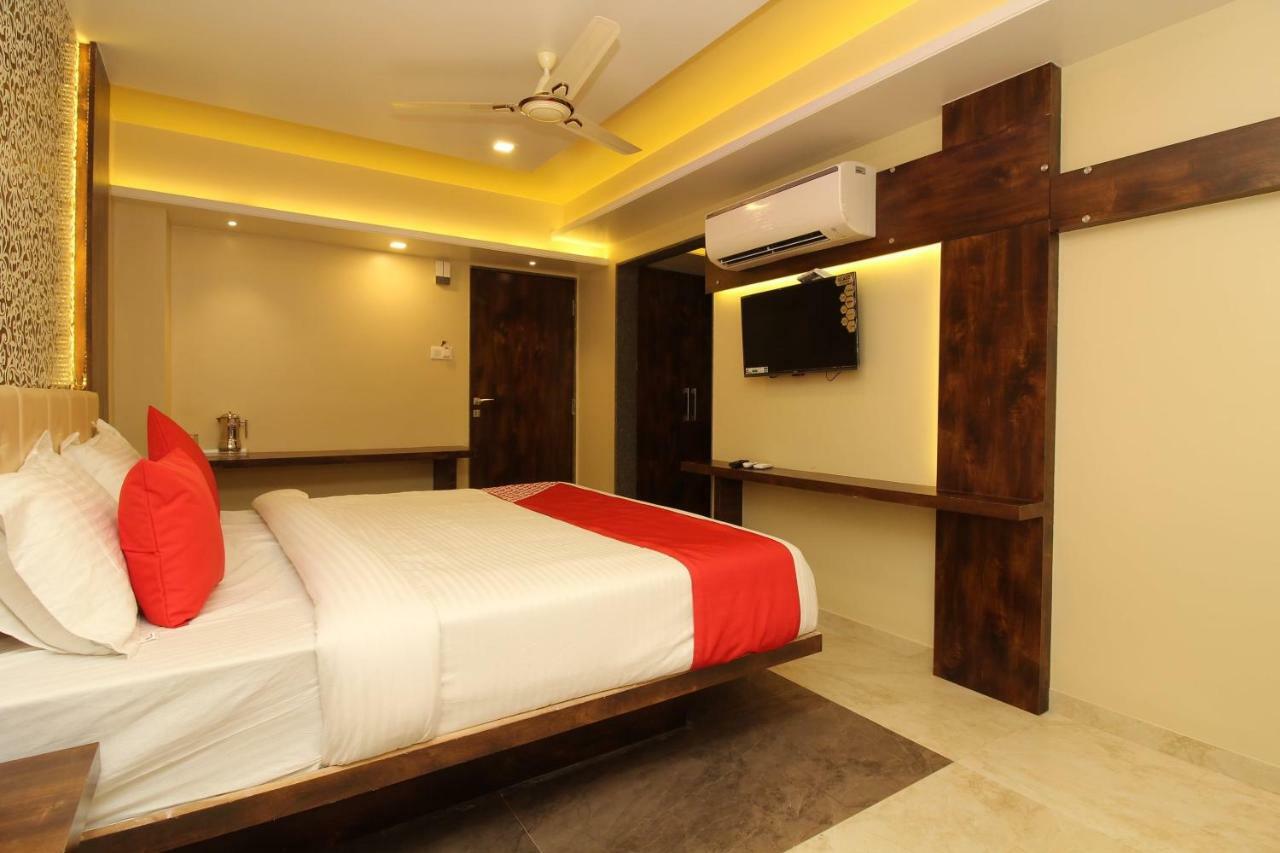 Oyo 37468 Nisha Lodging Hotel Solapur Esterno foto