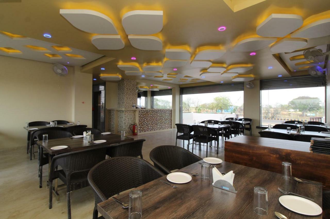 Oyo 37468 Nisha Lodging Hotel Solapur Esterno foto