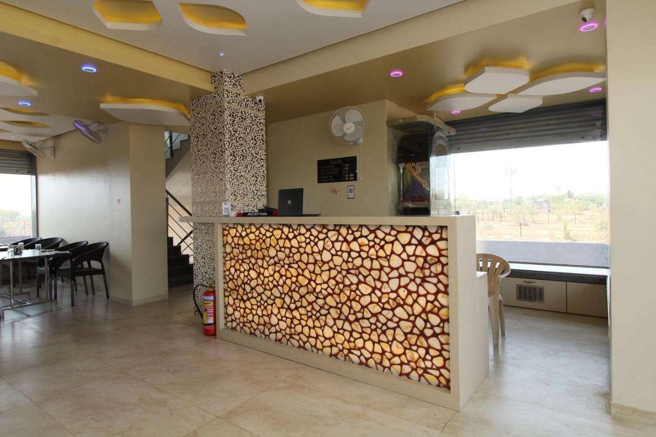 Oyo 37468 Nisha Lodging Hotel Solapur Esterno foto