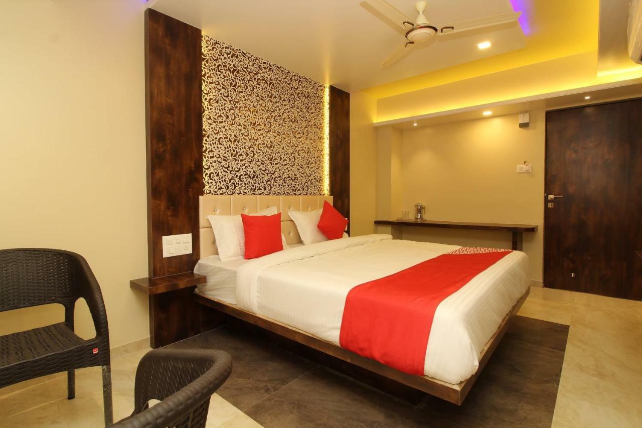 Oyo 37468 Nisha Lodging Hotel Solapur Esterno foto