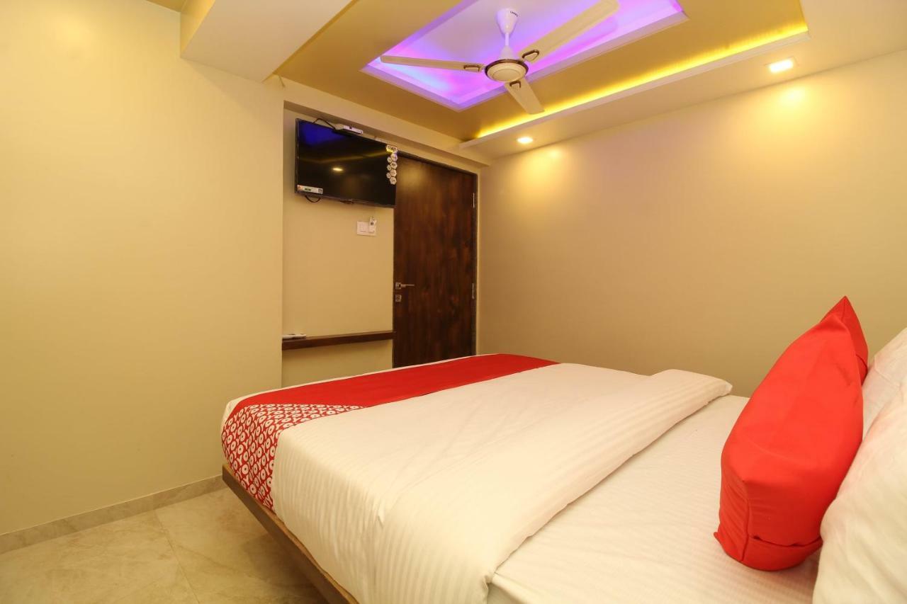 Oyo 37468 Nisha Lodging Hotel Solapur Esterno foto