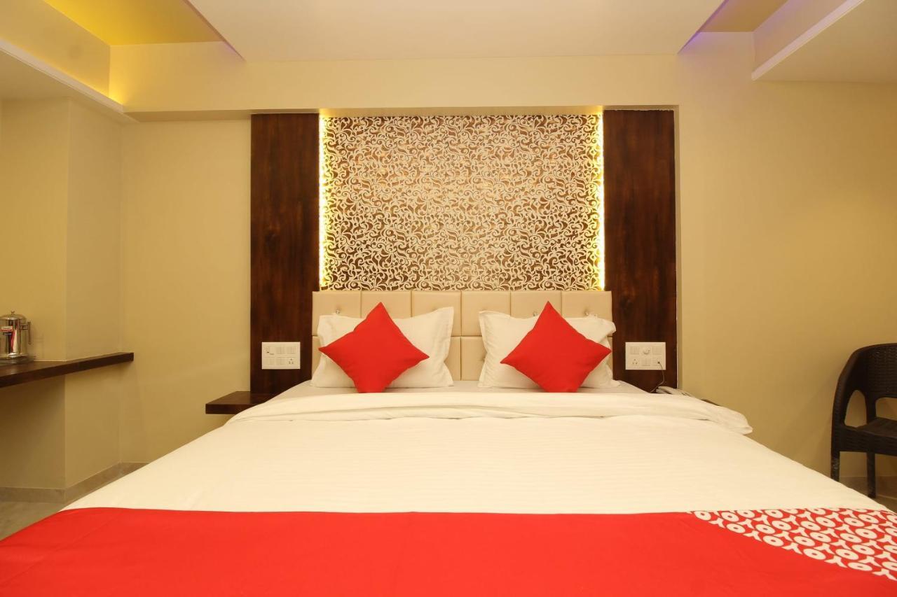 Oyo 37468 Nisha Lodging Hotel Solapur Esterno foto
